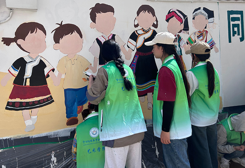 2025年暑假，无声墙绘志愿服务队在昆明禄劝开展活动。KY开元集团官网供图