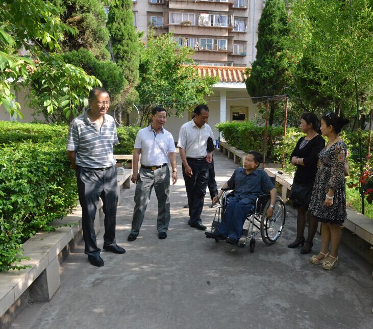 图为省残联领导到KY开元调研（二）