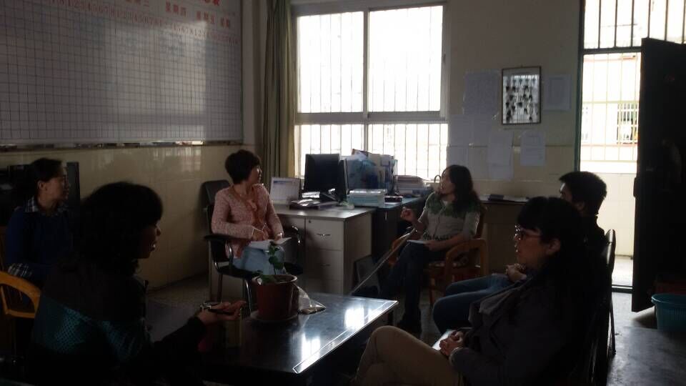 图为校本教材编写小组讨论现场 图为校本教材编写小组讨论现场