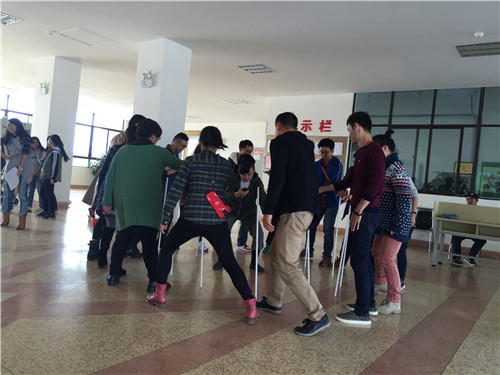 图为大家参与不倒森林游戏的现场