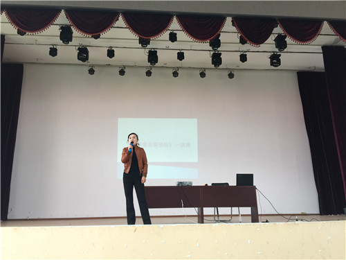 图为臧广莹老师进行春季常见病讲座